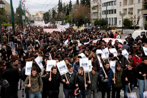 Μαχητική, δυναμική και μαζική ήταν η χτεσινή συγκέντρωση και πορεία μαθητών, φοιτητών κι εργαζομένων στο κέντρο της Αθήνας