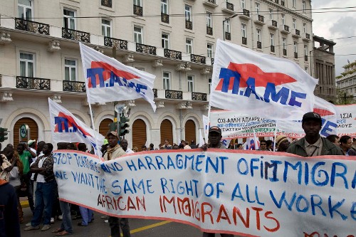 Οι μετανάστες με το πανό τους στη συγκέντρωση του ΠΑΜΕ