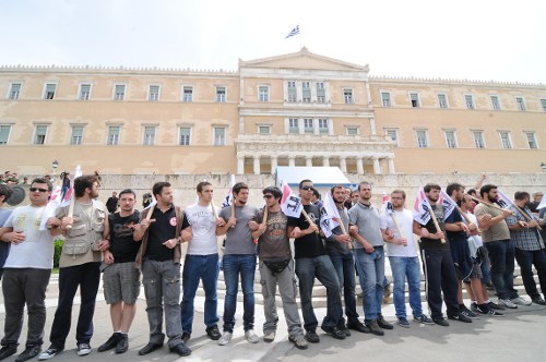 Η ομάδα περιφρούρησης του Πανεργατικού Αγωνιστικού Μετώπου και του Μετώπου Αγώνα Σπουδαστών, μπροστά από τη Βουλή