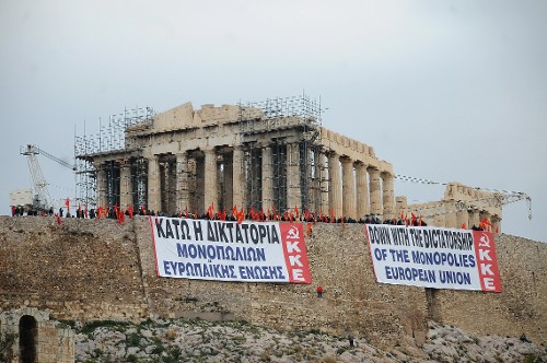 Από την ανάρτηση πανό στην Ακρόπολη από το ΚΚΕ το Φλεβάρη του 2012