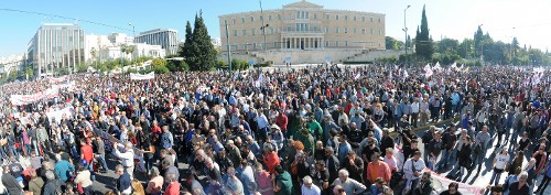 Τμήμα, μόνο, της τεράστιας διαδήλωσης που συγκροτήθηκε στο κέντρο της Αθήνας και απλώθηκε από την Κάνιγγος, την Ομόνοια, την πλατεία Εθνικής Αντίστασης, σ' όλο το μήκος και πλάτος της Πανεπιστημίου, πλημμύρισε το Σύνταγμα και συνεχίστηκε στην Αμαλίας έως κάτω στους Στύλους του Ολυμπίου Διός