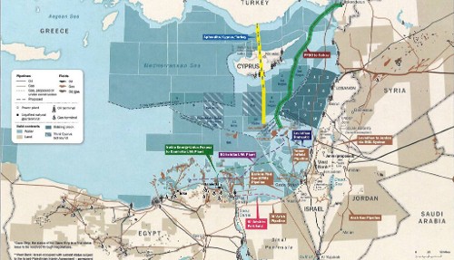 Στον αποχαρακτηρισμένο χάρτη με έντονο κίτρινο και πράσινο χρώμα διακρίνονται οι δύο προτεινόμενοι αγωγοί που μεταφέρουν το αέριο της Ανατ. Μεσογείου μέσω Τουρκίας