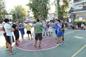 Aπό το τουρνουά μπάσκετ 3 on 3 σε γειτονιές της Αθήνας που διοργανώθηκε το καλοκαίρι στο πλαίσιο του Αθλητικού Camp