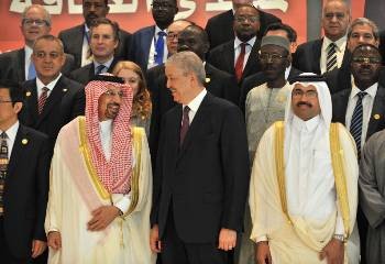 Συγκρατημένα χαμόγελα μετά την καταρχήν συμφωνία στο Αλγέρι για τη «μείωση» της διεθνούς πετρελαϊκής παραγωγής