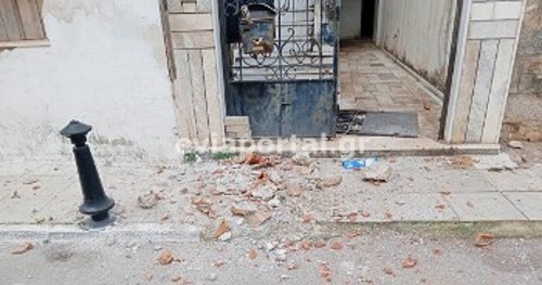 Σπίτι με υλικές ζημιές στα Ψαχνά (φωτογραφία από το eviaportal.gr)
