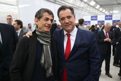 Ο τότε υπουργός Ανάπτυξης και Επενδύσεων της κυβέρνησης της ΝΔ, Α. Γεωργιάδης, μαζί με τον Ν. Καρανίκα, πρώην σύμβουλο του πρώην προέδρου του ΣΥΡΙΖΑ, Αλ. Τσίπρα, στα εγκαίνια της πρώτης μονάδας φαρμακευτικής κάνναβης στην Ελλάδα, τον περασμένο Γενάρη