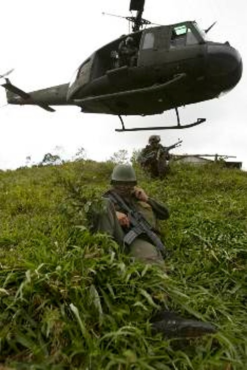 Αμερικανικές δυνάμεις εκπαιδεύουν Κολομβιανούς στρατιωτικούς και παραστρατιωτικούς, που εντείνουν την παρουσία τους στα σύνορα με τη Βενεζουέλα