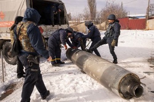 Ουκρανοί στρατιώτες μπροστά στα απομεινάρια ενός S-300 που εκτοξεύτηκε από τη Ρωσία