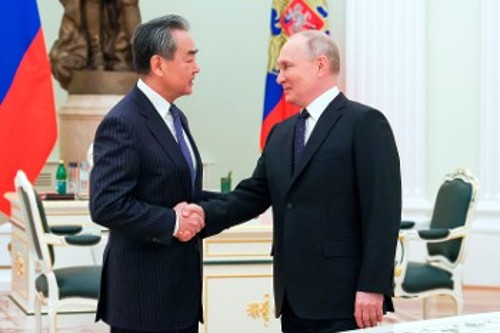 Από την πρόσφατη συνάντηση του επικεφαλής της κινεζικής διπλωματίας Γουάνγκ Γι με τον Ρώσο Πρόεδρο Βλ. Πούτιν