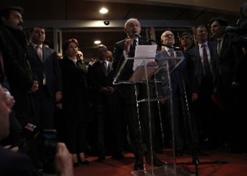 Ο Κ. Κιλιντσάρογλου με τους άλλους ηγέτες των «6» μετά την ανακοίνωση της υποψηφιότητάς του