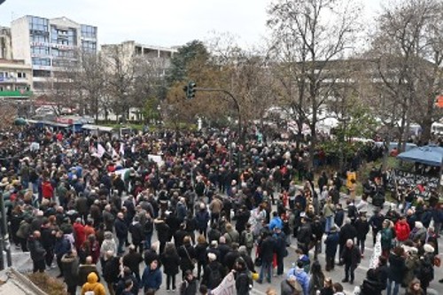 Χιλιάδες διαδήλωσαν ξανά στη Λάρισα