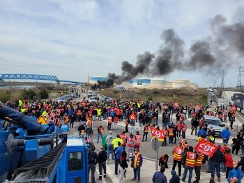 Από τη μεγάλη συγκέντρωση αλληλεγγύης κατά της επίταξης των απεργών, στην αποθήκη καυσίμων στη Φος-σιρ-Μερ (Μασσαλία)