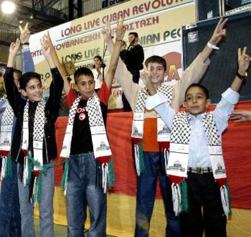 Η έμπρακτη και διεθνιστική αλληλεγγύη είναι βασική αρχή για το ΠΑΜΕ, στην ενίσχυση της αντιιμπεριαλιστικής πάλης (φωτ. από παλιότερη φιλοξενία παιδιών από την Παλαιστίνη)