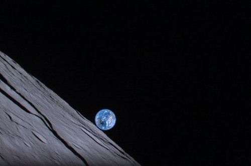 Φωτογραφία από το «HAKUTO-R», με τη Γη να ανατέλλει πάνω από τον ορίζοντα στη Σελήνη
