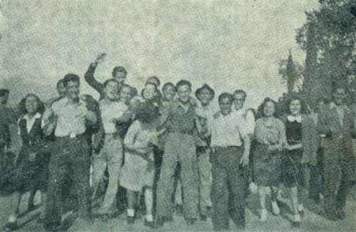 Επιστροφή ΕΠΟΝιτών φοιτητών και ΕΠΟΝιτισσών φοιτητριών από μία εκδρομή στο Πανόραμα της Θεσσαλονίκης, την άνοιξη του 1943