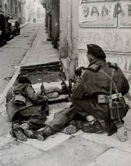 Δεκέμβρης 1944. Βρετανοί στρατιώτες «καλύπτουν» την οδό Κριεζώτου, στη γωνία, όπου βρίσκεται σήμερα η Αγροτική Τράπεζα