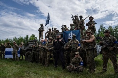Ενοπλοι από το «Σώμα Ρώσων Εθελοντών», που δρα στα σύνορα με την Ουκρανία