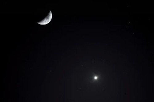 Η Αφροδίτη λάμπει στον ουρανό, με τη Σελήνη σε φάση σχεδόν ημισελήνου