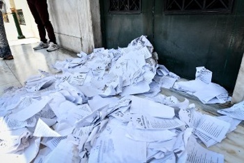 Η υποκρισία και η προσπάθεια φίμωσης του ΚΚΕ δεν κρύβονται: Σωρός από προεκλογικά υλικά της ΝΔ που μάζεψαν από τους δρόμους και «κατέθεσαν» στην είσοδο του δημαρχείου τα μέλη της ΚΝΕ