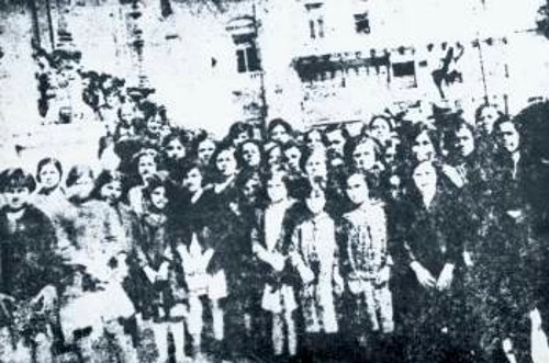 Συγκέντρωση διαμαρτυρίας γυναικών κλωστοϋφαντουργών μπροστά στο υπουργείο Εσωτερικών (10/3/1927)