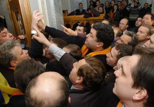 Οι οπαδοί των φιλοδυτικών «πορτοκαλί» προσπαθούν να μπουν στο Κοινοβούλιο