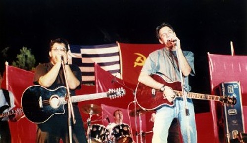 Ο Λαυρέντης Μαχαιρίτσας μαζί με τον Διονύση Τσακνή στο Φεστιβάλ της ΚΝΕ το 1992