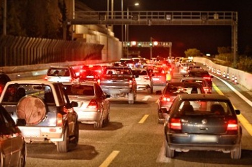 Πάνω από 7 ώρες κράτησε η ταλαιπωρία και ο εγκλωβισμός χιλιάδων οδηγών στην Αθηνών - Κορίνθου, την περασμένη Πέμπτη