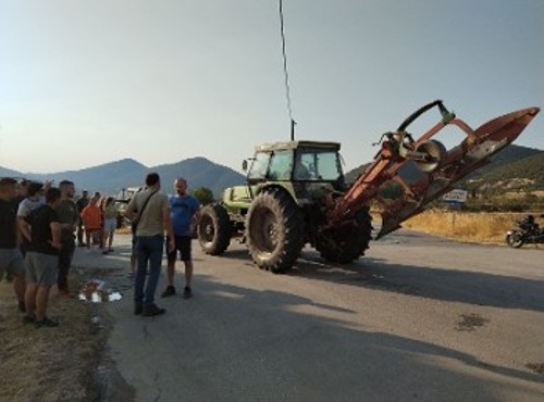 Μέλη του ΚΚΕ με κατοίκους του Αβαντα προετοιμάζουν τις απαραίτητες ενέργειες για την προστασία από τη φωτιά