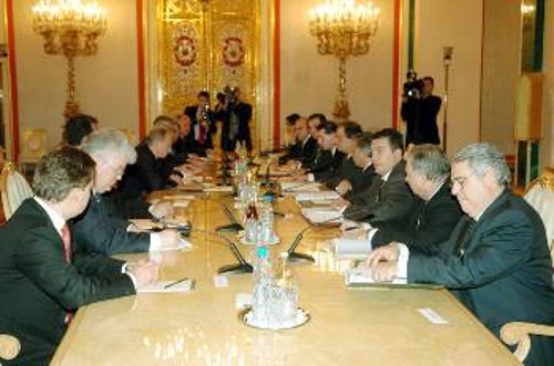Διαχρονικά οι αστικές κυβερνήσεις της χώρας μας αναζητούσαν διαύλους επικοινωνίας και επικερδούς συνεργασίας ανάμεσα στα μονοπώλια Ελλάδας - Ρωσίας (φωτ. από συνάντηση της ελληνικής κυβέρνησης με τη ρωσική, στη Μόσχα το 2004)