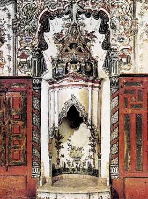 Το τζάκι και διακοσμητικό μοτίβο από το αρχοντικό του Γεωργίου Σβαρτς