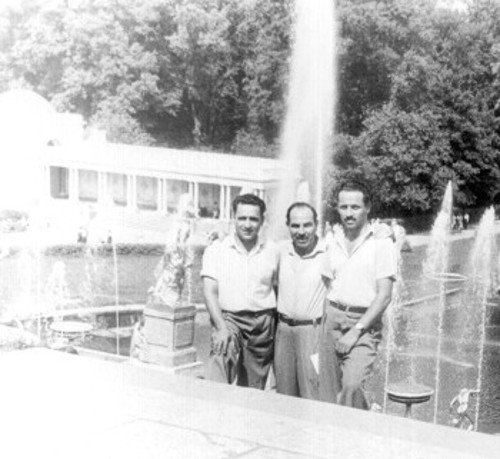 Ο παράνομος Αντώνης (τρίτος από δεξιά) στην κομματική Σχολή στην ΕΣΣΔ, μαζί με τους Στεφανή Παπαγεωργάκη και Στρατή Τσαμπή (Αρχείο «Ριζοσπάστη»)