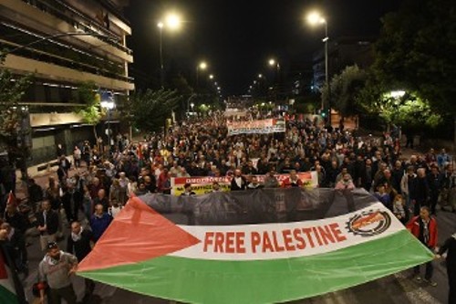 Η μεγάλη σημαία της Παλαιστίνης στην πρώτη γραμμή της διαδήλωσης
