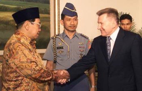 Ο Ινδονήσιος Πρόεδρος με τον εκπρόσωπο του ΔΝΤ