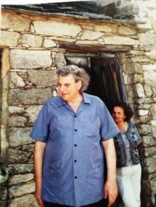 Ο Μίκης Θεοδωράκης, σε ηλικία 22 ετών, στην Ικαρία, μ' ένα σακίδιο περασμένο σταυρωτά κι ένα ραβδί, που τον βοηθάει στις ορεινές πεζοπορίες του. Μετά από χρόνια, στην ωριμότητά του, επισκέπτεται το «Σπίτι με τους σκορπιούς», το σπίτι της εξορίας του, που έχει μετατραπεί σε μουσείο αφιερωμένο σε αυτόν