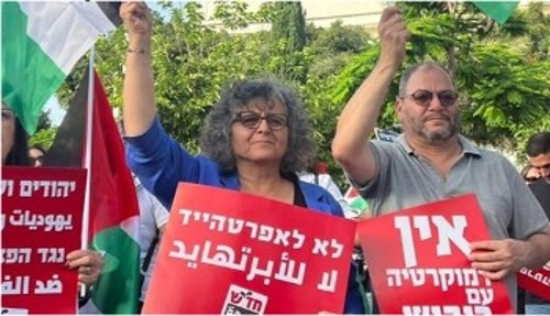 Ο Οφέρ Κασίφ με την Αϊντα Τούμα - Σουλεϊμάν σε διαδήλωση ενάντια στην κατοχή τον περασμένο Ιούνη