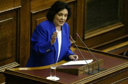 Η βουλευτής του ΚΚΕ Λιάνα Κανέλλη ενώ τοποθετείται στο νομοσχέδιο για το «βασικό μέτοχο» στη Βουλή