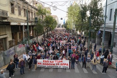 Χιλιάδες συνταξιούχοι από όλη την Ελλάδα διαδηλώνουν στην Αθήνα για ουσιαστικές αυξήσεις