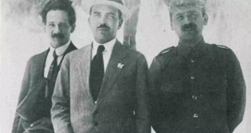 Με τον Αλ. Δελμούζο (δεξιά) και τον Μ. Τρανταφυλλίδη (αριστερά) το 1915