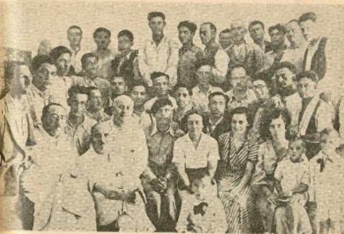 Ο Δ. Γληνός (καθιστός δεύτερος από αριστερά) με ομάδα συνεξόριστών του στην Ανάφη