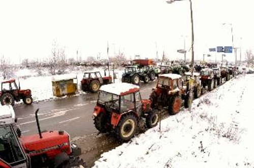 ΘΕΣΣΑΛΙΑ: Παρά το πυκνό χιόνι και τις άσχημες καιρικές συνθήκες τα τρακτέρ βγήκαν στους δρόμους