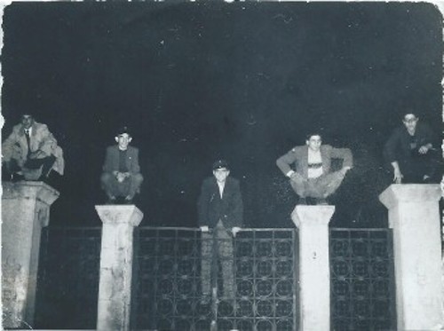 14 Δεκέμβρη 1959, νύχτα. Από αριστερά: Οι 16χρονοι Καραγιώργης, Αγγελίδης, Βυζιωτίδης, (άγνωστος), Λάδης, στην πύλη του Γυμνασίου Αρρένων Δράμας (Αρχείο Φώντα Λάδη)