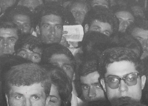 Ο 20χρονος Φώντας Λάδης με τα γυαλιά (πρώτη σειρά δεξιά), στα εγκαίνια των αθηναϊκών γραφείων της Δημοκρατικής Κίνησης Νέων Γρηγόρης Λαμπράκης, στις 3 Ιούλη 1963, επί της οδού Φειδίου 18 (Αρχείο Τάσου Βασιλειάδη)