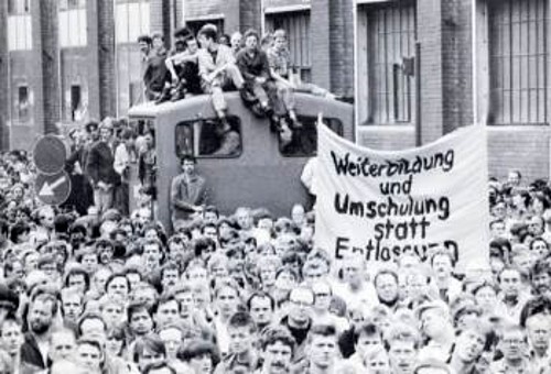 Ενα χρόνο μετά την ένωση των δύο Γερμανιών, εργάτες στο πρώην Ανατολικό Βερολίνο διαδηλώνουν για «μόνιμη και σταθερή δουλιά - ΟΧΙ στην περιθωριοποίηση»...