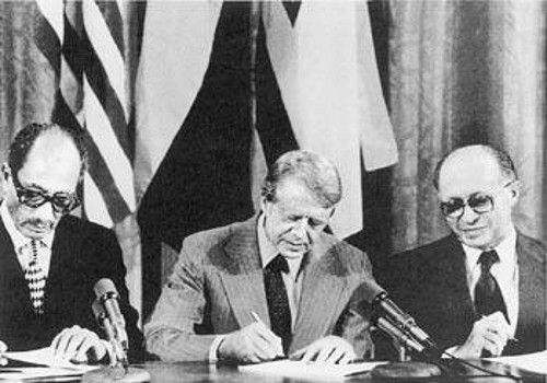 Ο Πρόεδρος των ΗΠΑ, Τζίμι Κάρτερ, επικυρώνει τη συμφωνία που υπέγραψαν προηγουμένως ο Σαντάτ και ο Μπέγκιν στο Καμπ Ντέιβιντ