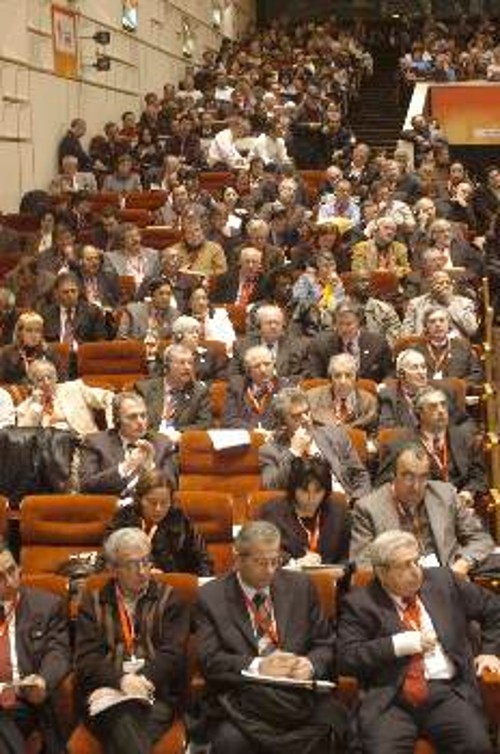 Οι ξένες αντιπροσωπείες παρακολουθούν τις εργασίες του 17ου Συνεδρίου