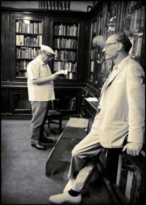 Ο Χιλιανός κομμουνιστής ποιητής Πάμπλο Νερούντα και ο Αμερικανός δραματουργός (δεξιά) σ' ένα βιβλιοπωλείο, στο Γκρίνουιτς Βίλατζ της Νέας Υόρκης (1966)
