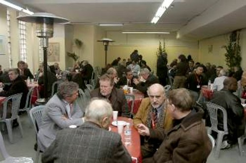 Οι σύντροφοι των ξένων αντιπροσωπειών ενώ γευματίζουν στο εστιατόριο, σε ένα διάλειμμα των εργασιών του Συνεδρίου