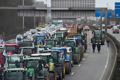 Αγρότες από την επαρχία της Γαλλίας κατευθύνονται στο Παρίσι