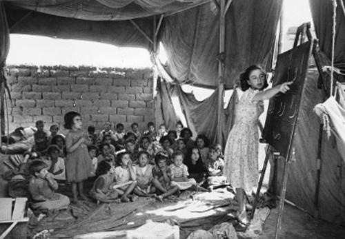 Παιδιά παλαιστίνιων προσφύγων στην Ιορδανία, σε ώρα μαθήματος
