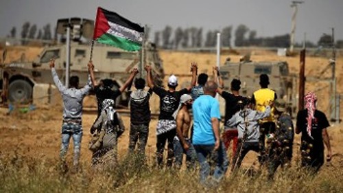 Παλαιστίνιοι διαδηλώνουν απέναντι σε ισραηλινά στρατεύματα. Μια εικόνα από την καθημερινότητα στα κατεχόμενα εδάφη